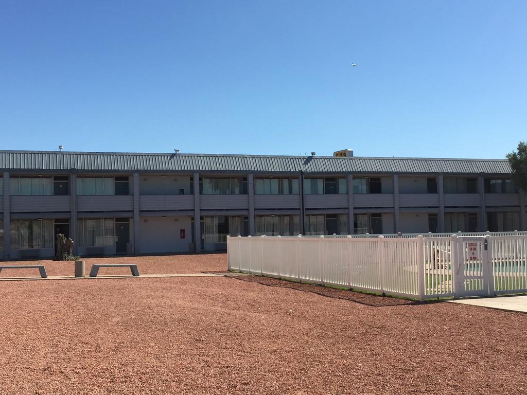 Ez 8 Motel Airporter Phoenix Bagian luar foto